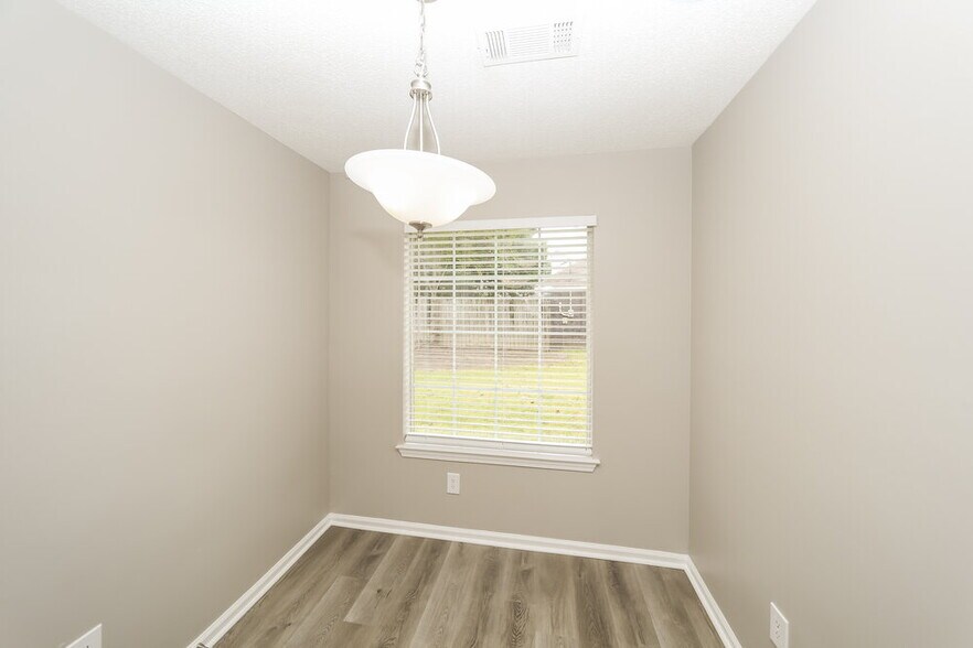 Building Photo - 5515 Whiteley Cove