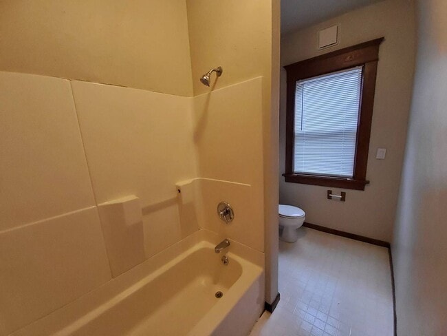 Building Photo - 1102 Chicago St