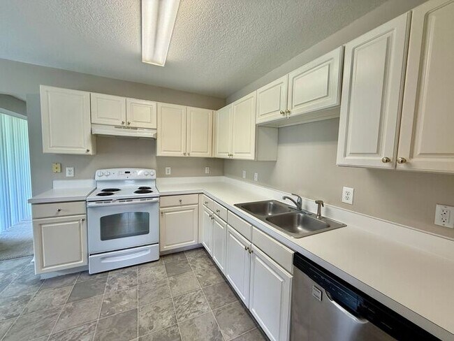Building Photo - LARGE AND SPACIOUS 4/3 HOME IN EAST ORLANDO WEDGEFIED COMMUNITY