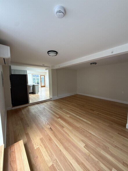 Building Photo - 202 Elm St