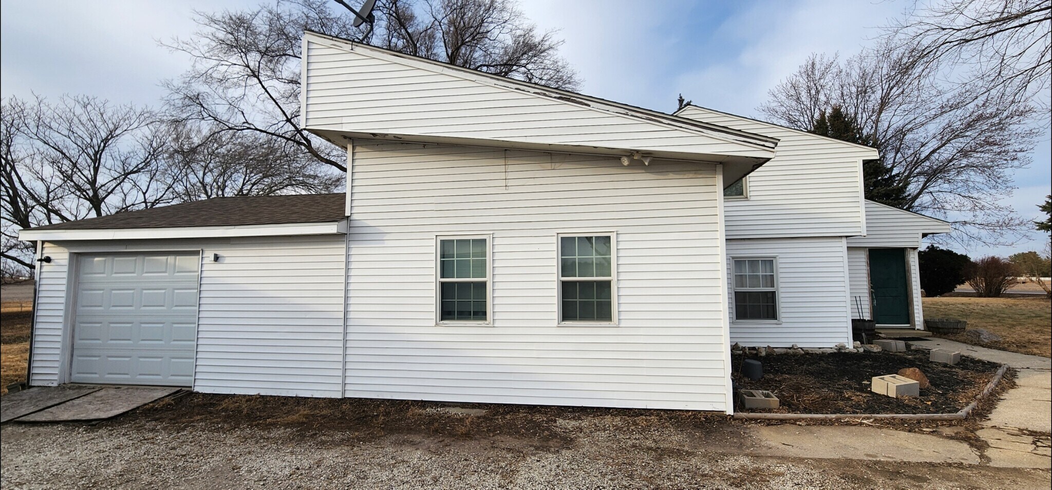 Building Photo - 905 N Somonauk Rd