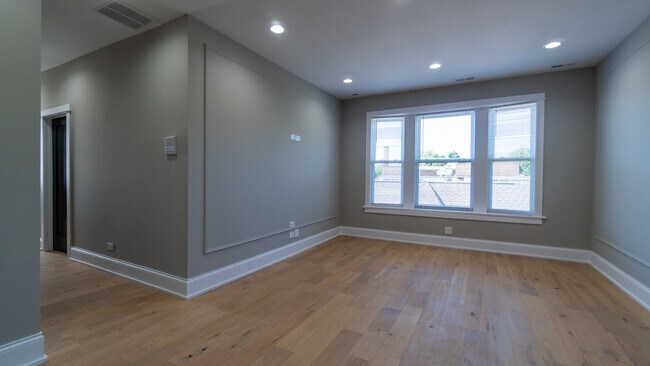 Building Photo - 5406 N Paulina St