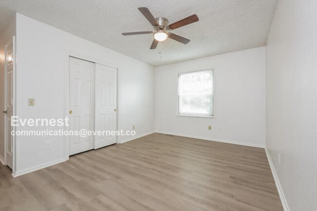 Building Photo - 144 Willow Pl S