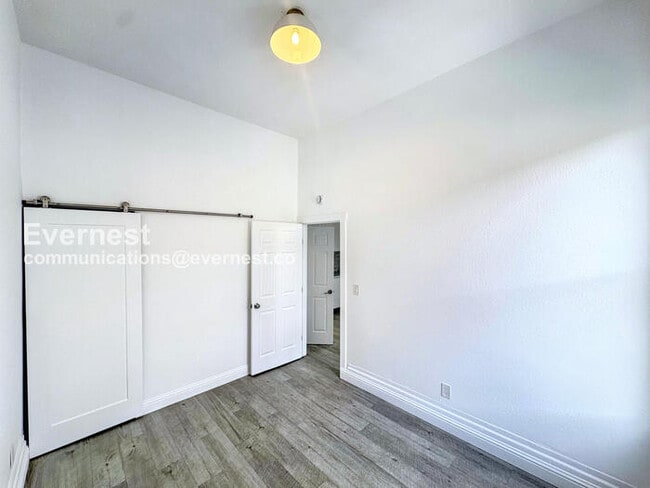 Building Photo - 905 Pine St