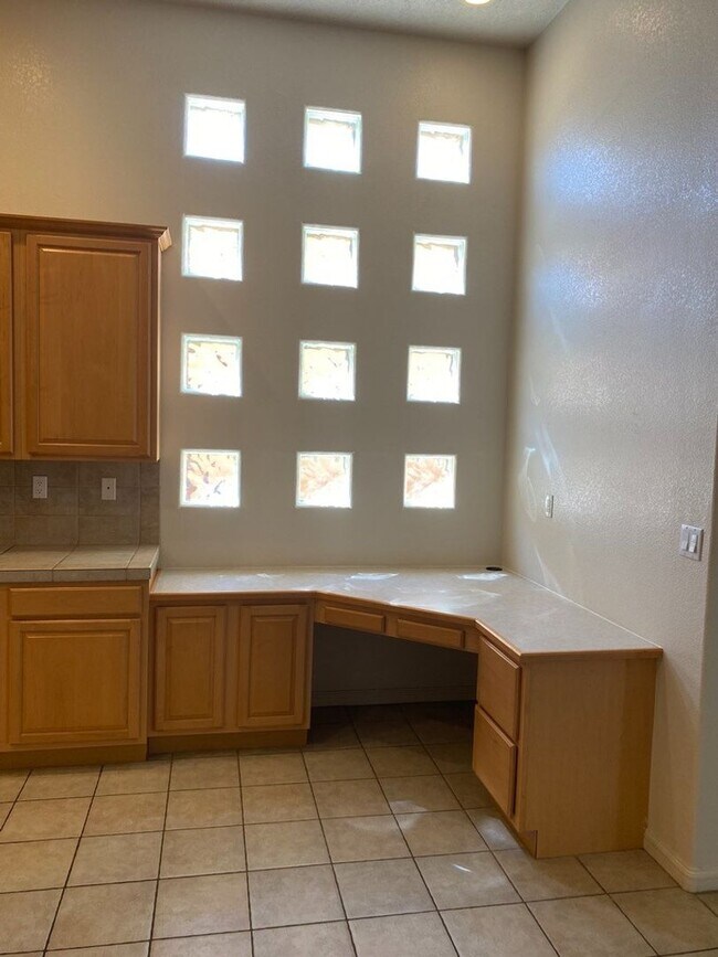 Building Photo - Beautiful 4 bedroom 3.75 bath in gated com...