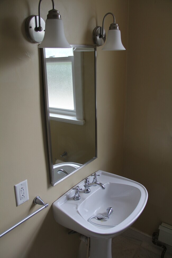 Building Photo - 6614-6616-6616 Ridgeville St