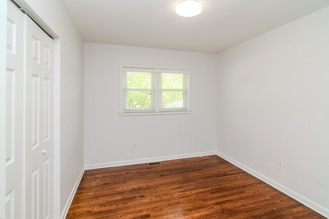 Building Photo - 282 Zandale Dr