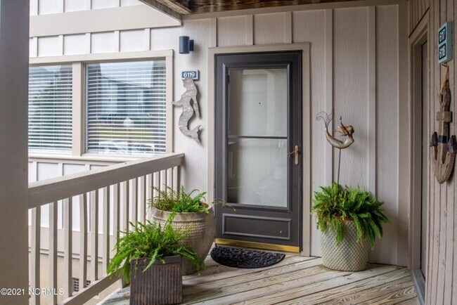 Building Photo - **Light-Filled Condo with Designer Finishes ? |