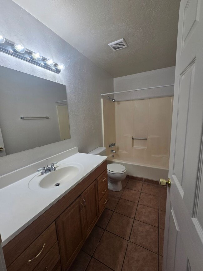 Building Photo - Comfortable 2 Bedroom Rio Rancho Apartment