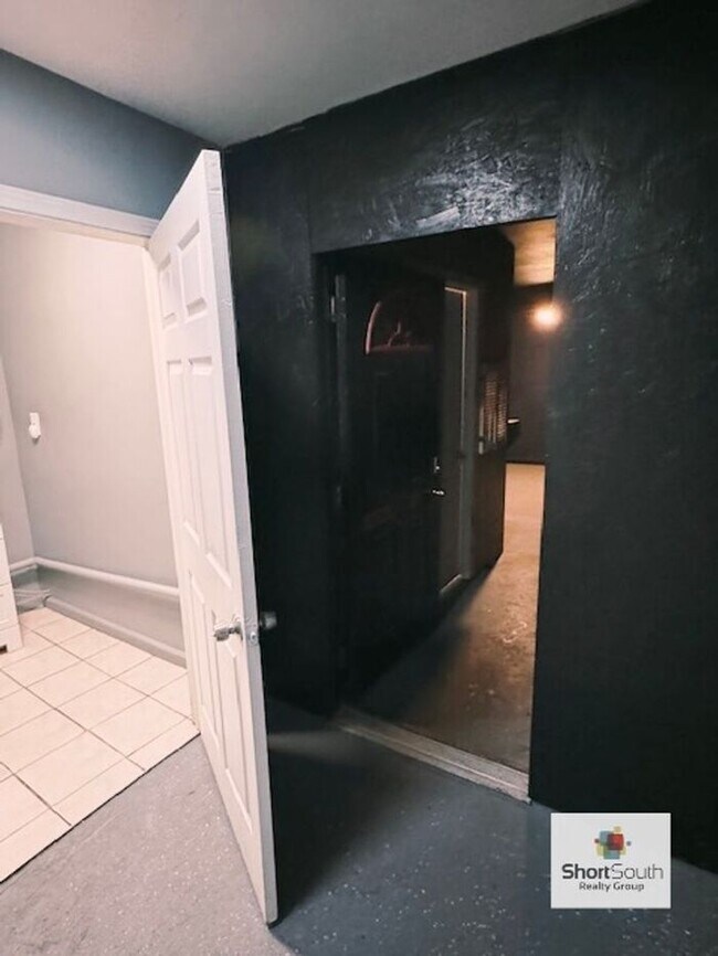 Building Photo - Nice main floor commercial space for rent
