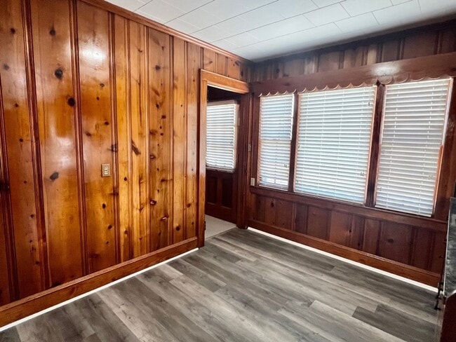 Building Photo - Three to Four bedroom, 2.5 bath Colonial in Graham