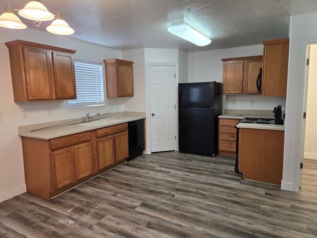 Building Photo - Beautiful 4 Bed, 2.5 Bath Townhome in Prim...