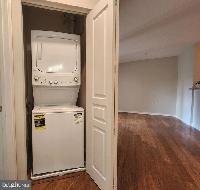 Building Photo - 2204 Westcourt Ln