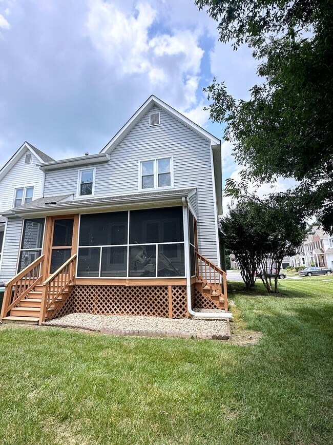 Building Photo - 4 Bedroom Townhouse Near Chesterfield Cour...