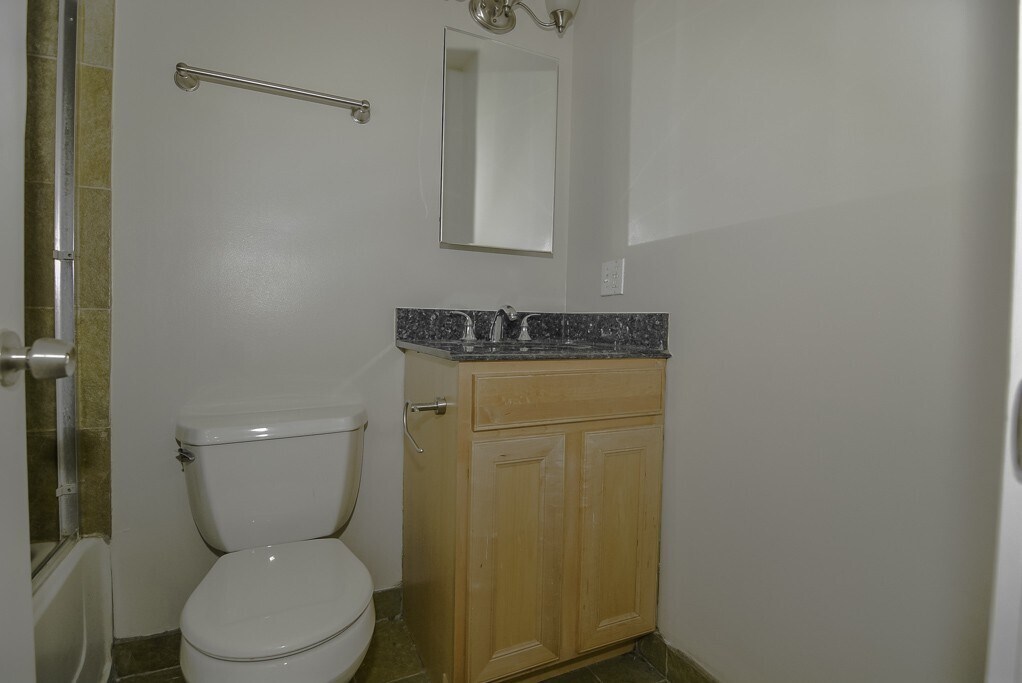 Building Photo - 630 W Wrightwood Ave