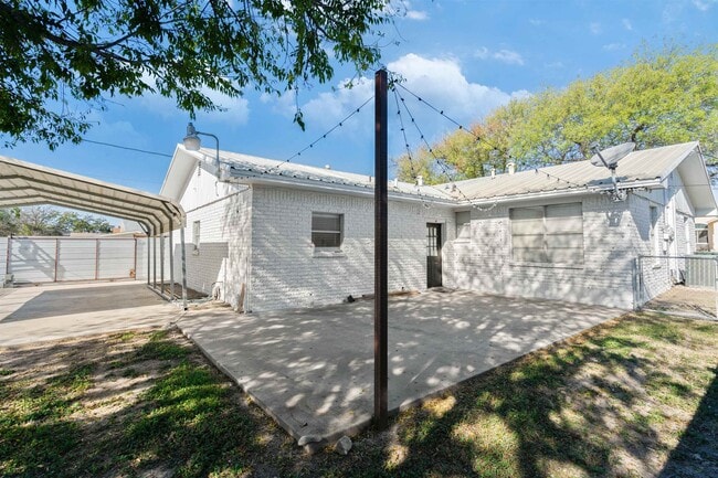 Building Photo - 1301 E 2nd St