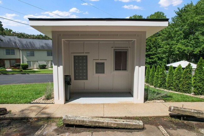 Building Photo - Furnished 1BR Studio w/ Fireplace & Deck – Prime Location!