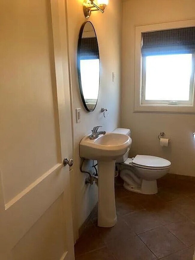 Building Photo - Cute 2 bedroom 1 bathroom house!