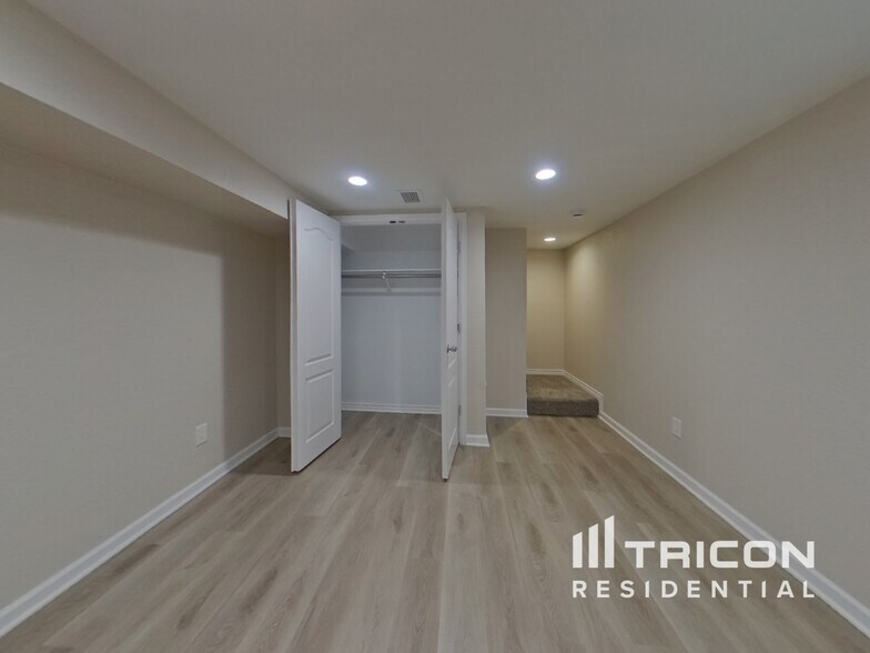 Building Photo - 2337 S Elm Dr