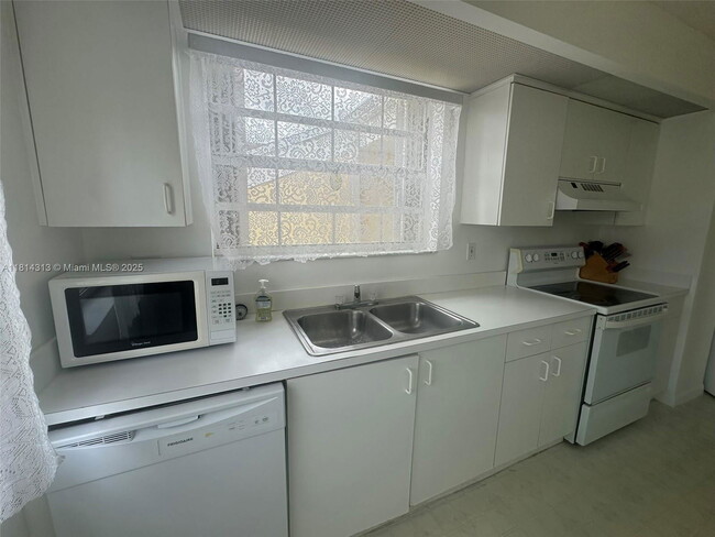 Building Photo - 2274 SE 27th Dr