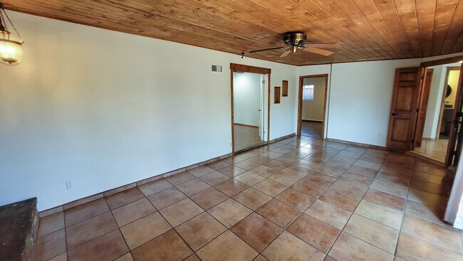 Building Photo - 3 Bed 2 Bath House With Spacious Family Ro...