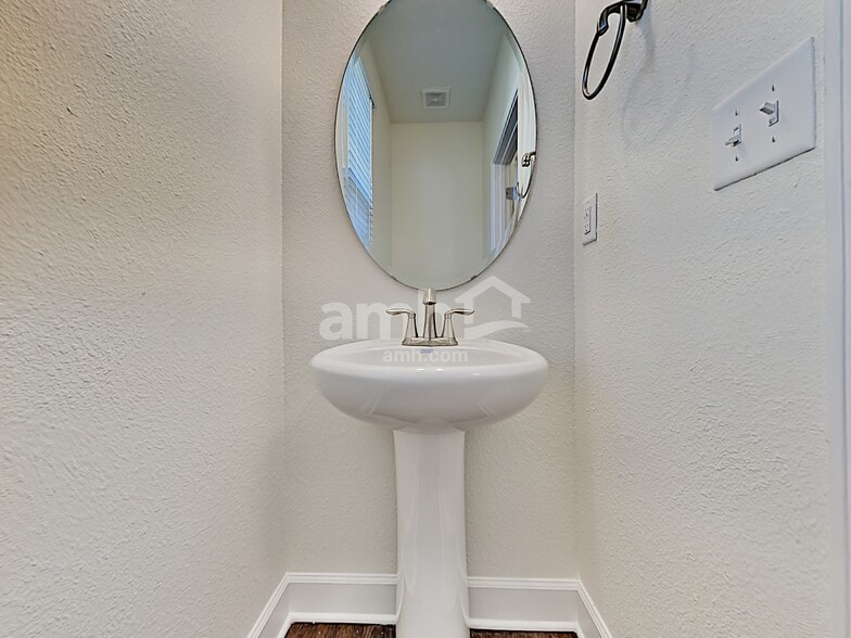 Building Photo - 8674 Highfield Ave