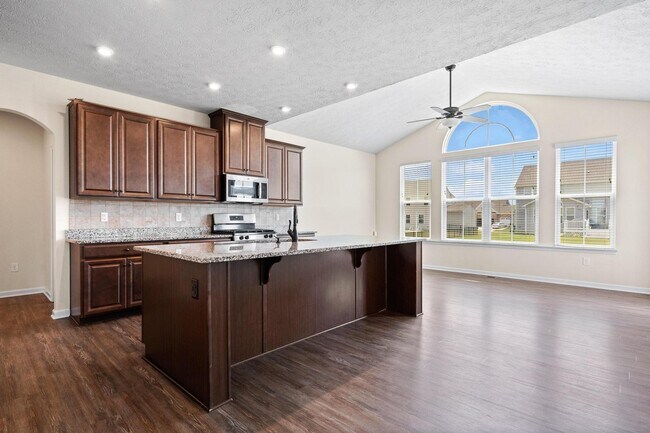 Building Photo - 2214 Larkspur Dr