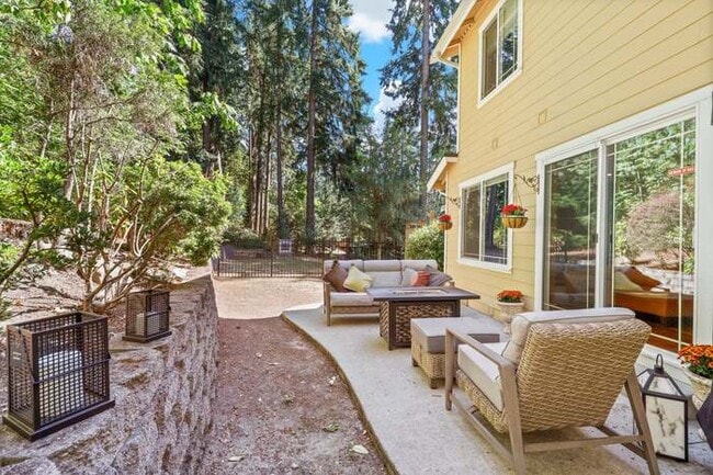 Building Photo - 16532 Lemolo Shore Dr NE