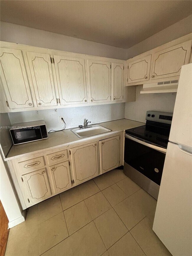 Building Photo - 36 Windsor B