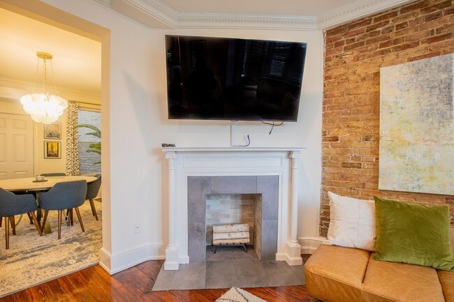 Building Photo - Stunning 2 BR/2 BA Condo in Dupont Circle!