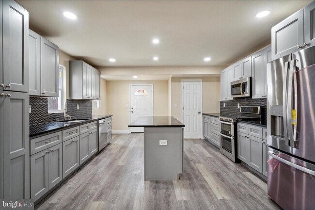 Building Photo - 451 King St