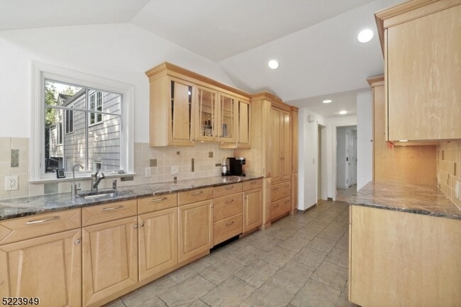 Building Photo - 24 Thackeray Dr