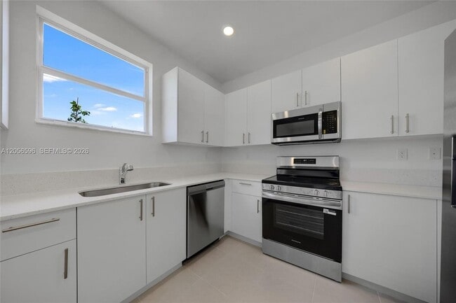 Building Photo - 2567 SE 25th Ter