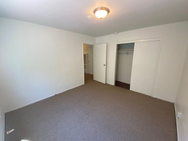 Building Photo - 3158 Moorpark Ave