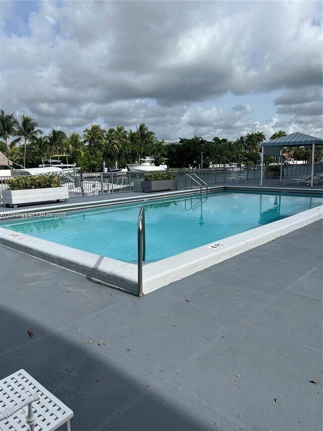 Building Photo - 10000 W Bay Harbor Dr