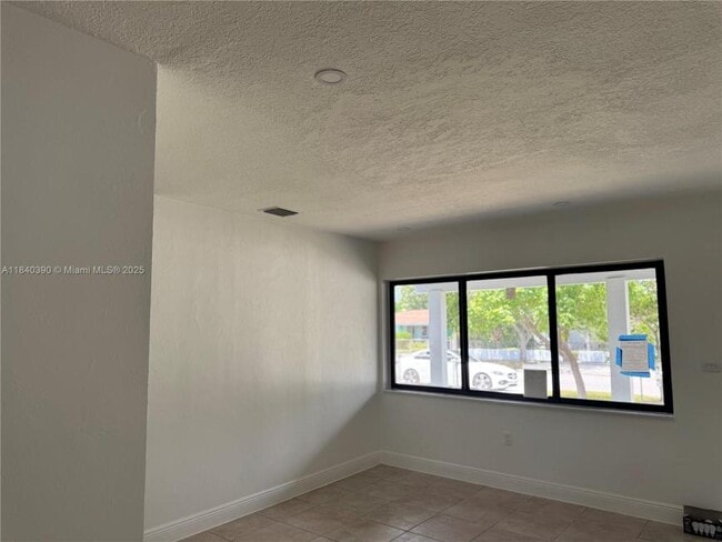 Building Photo - 3 bedroom in Hialeah FL 33010