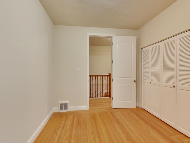 Building Photo - Remodeled 3 Bedroom in Nob Hill!!