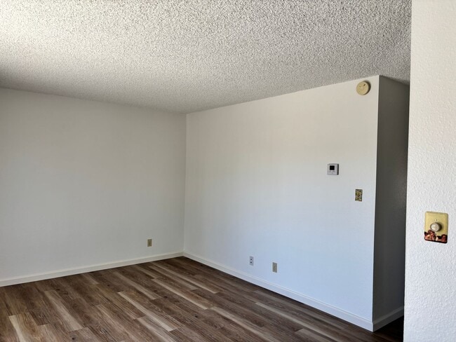 Building Photo - VERY NICE 2 BED/1 BATH 2ND FLOOR CONDO - N...