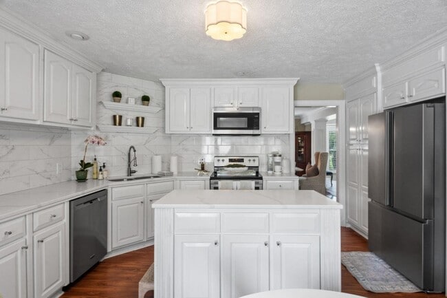Building Photo - 132 Cherry Hills Dr