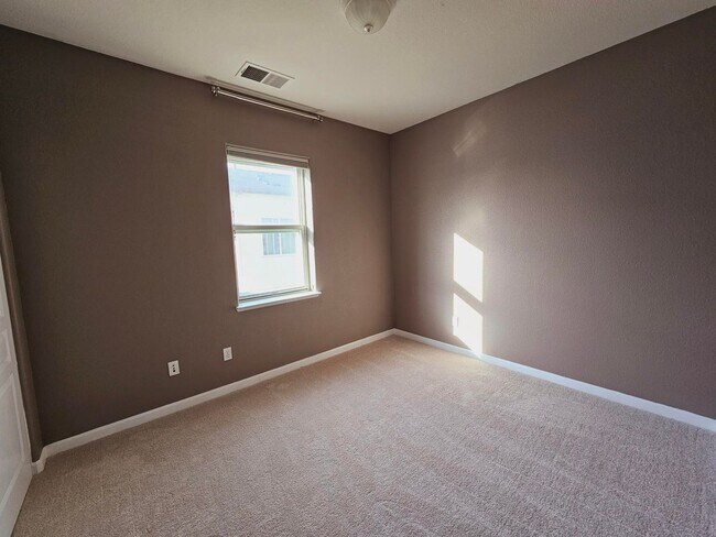 Building Photo - Modern Spacious Townhome in San Pablo