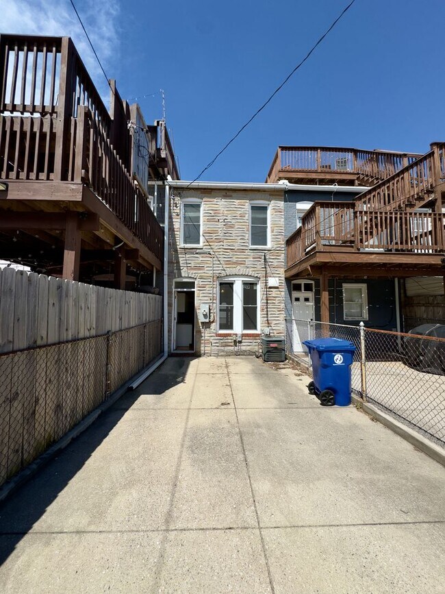 Building Photo - Charming 2Bed/1Bath Townhome in Highlandtown, Baltimore, MD!