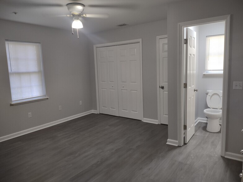 Master bedroom with bathroom.Two closet - 505 Miller Ave