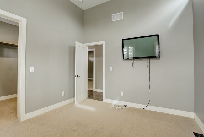 Building Photo - 4 Bedroom 3 Bath With Tons of Character Ne...