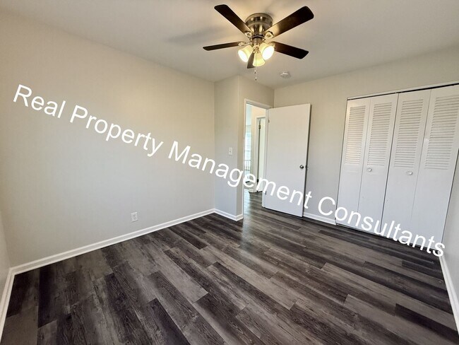 Building Photo - 3 Bedroom 2 Bath Overland Park Duplex Now Available!