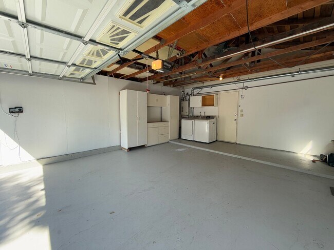 Building Photo - Gorgeous 3B/2BA House w/ Swimming Pool, A/...