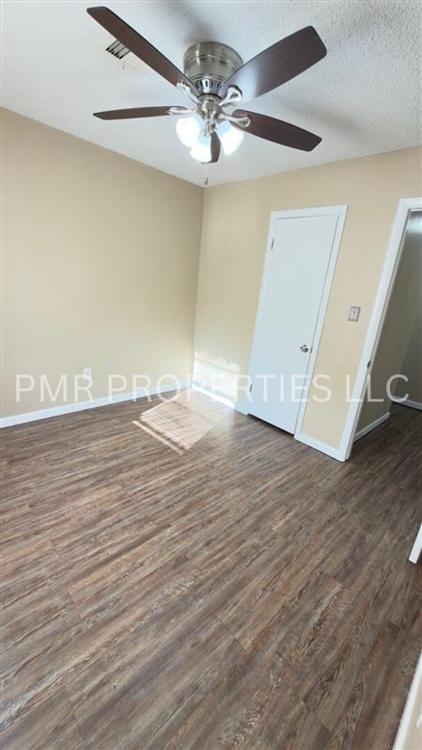 Building Photo - 3 Bedroom/1.5 Bath-House