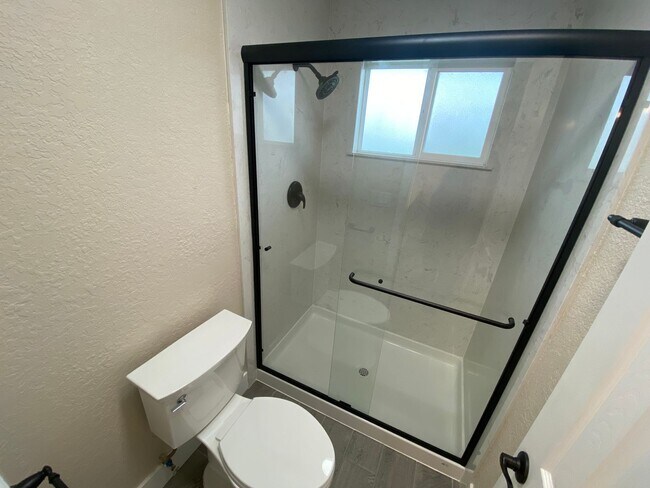 Building Photo - Fully Renovated Home on 5 Acres