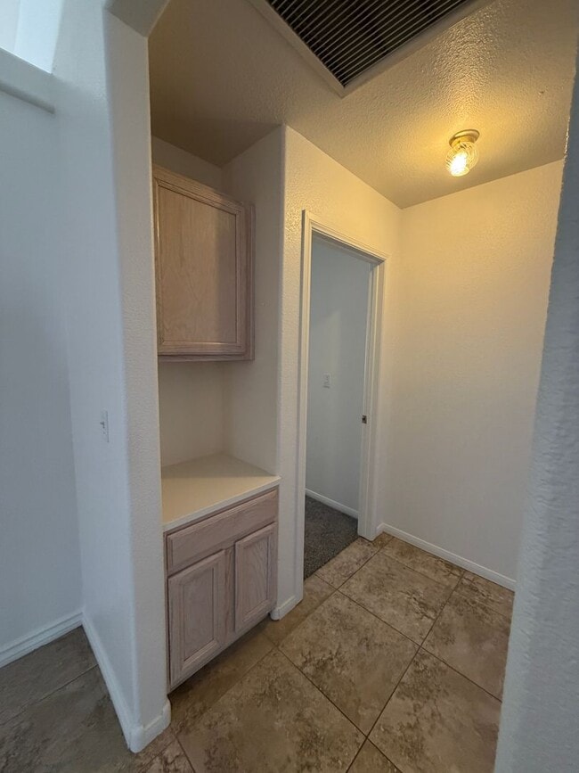 Building Photo - Centrally Located