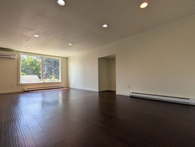 Building Photo - Great 2bed/1bath Duplex with large yard!