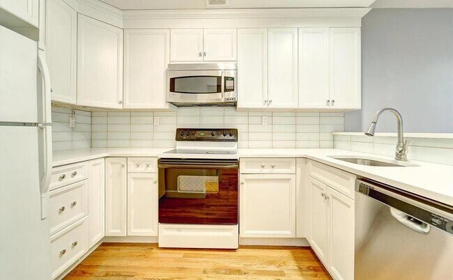 Building Photo - 224 Monroe St